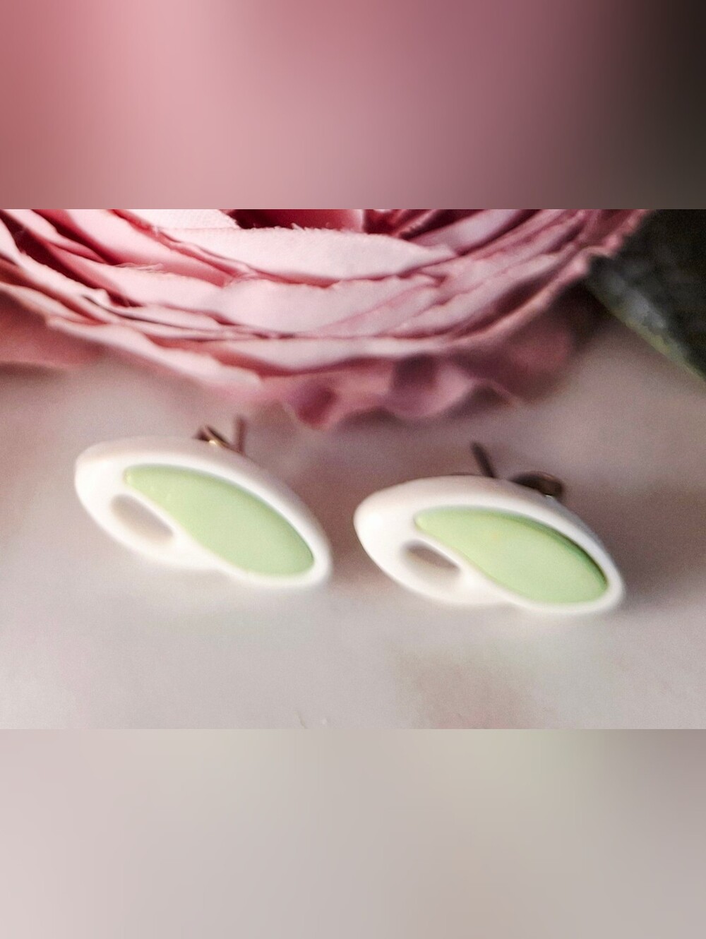 Vintage 80s ✨️🩷Green & White Stud Earrings